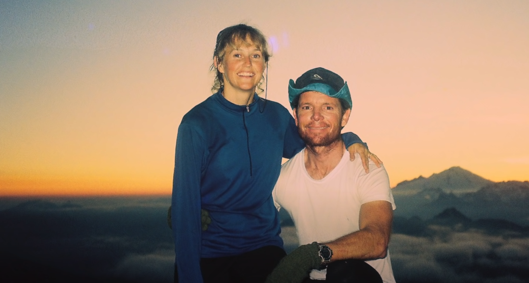 凱倫和戴夫年輕時一起爬山。（圖／YouTube@DEIDOX Films截圖）
